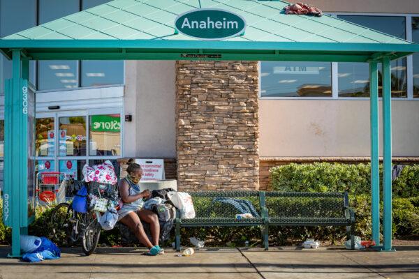 Travanda Barns, a pregnant homeless woman, at a bus stop in Anaheim, Calif., on Aug. 8, 2020. (John Fredricks/The Epoch Times)