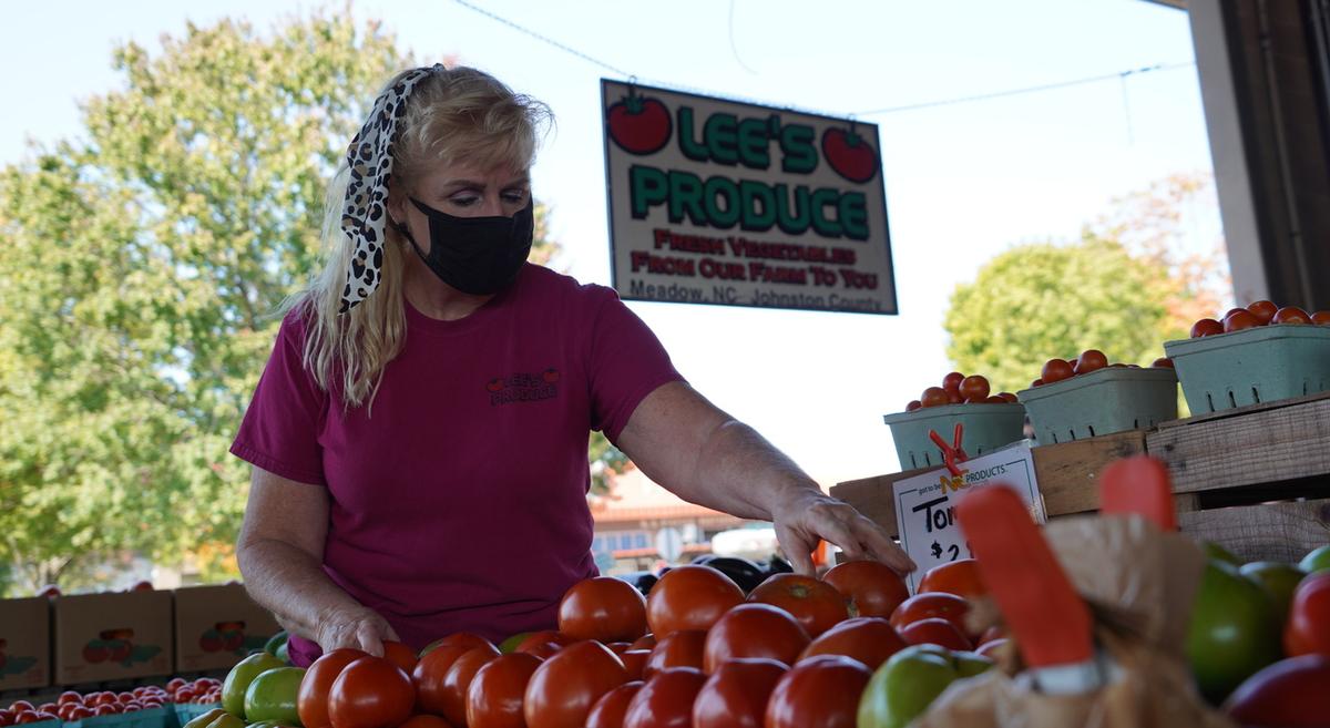 Farmer Lynne Diehl runs her stand at the Raleigh Farmers Market on Oct. 6, 2020, in Raleigh, N.C. (The Epoch Times)