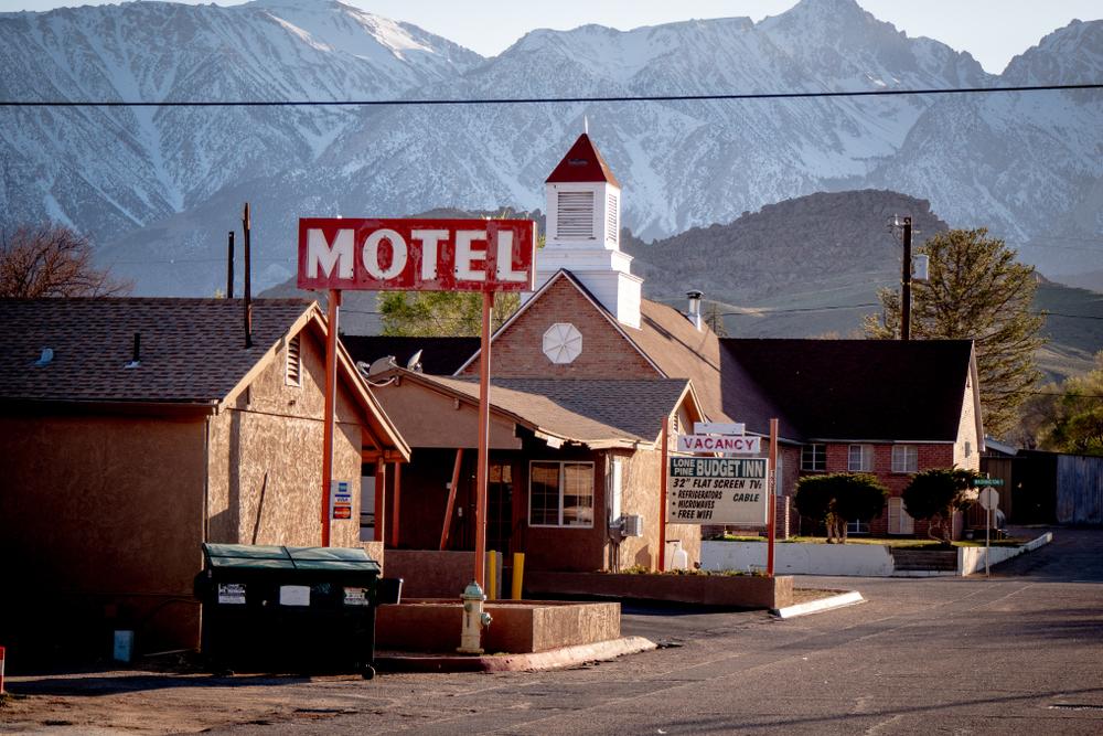A motel in the village of Lone Pine. (4kclips/Shutterstock)