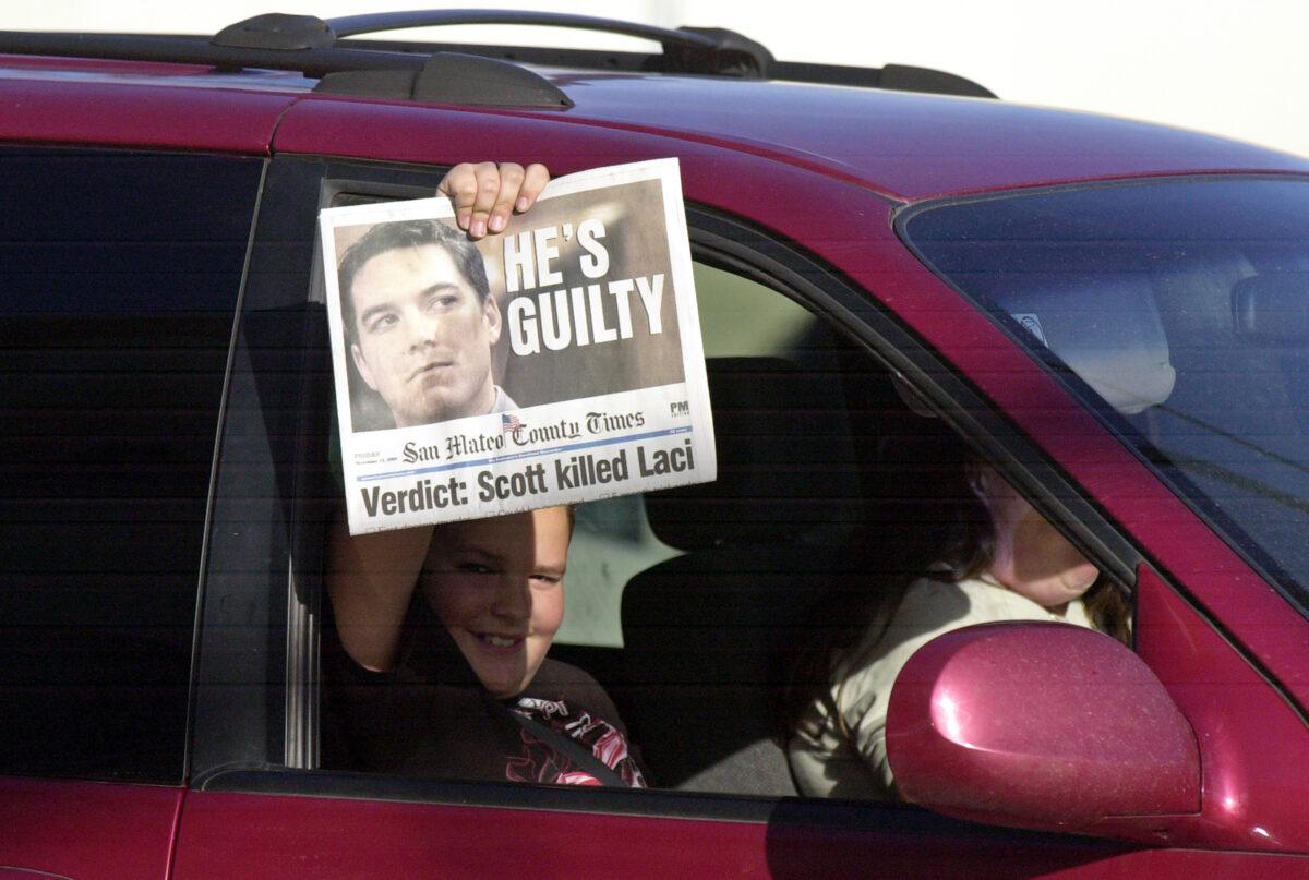 A passer-by holds up a special PM edition of the San Mateo County Times after the reading of the verdict that found Scott Peterson guilty of murder in Redwood City, Calif., Nov. 12, 2004. (Dan Honda/Pool/Getty Images)