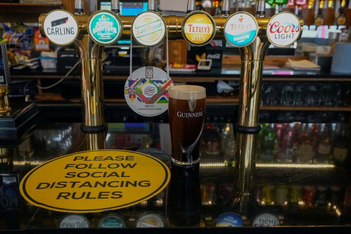 A pint of beer sits on the bar of a Liverpool city centre pub ahead of the lockdown closure of bars, gyms, and clubs in Liverpool, England, on Oct. 13, 2020. (Christopher Furlong/Getty Images)