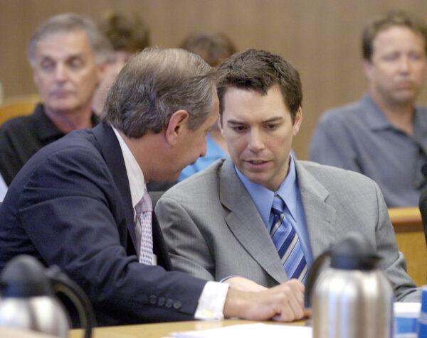 Attorney Mark Geragos (L) and Scott Peterson talk during Peterson's trial in Redwood City, Calif., on July 29, 2004. (Al Golub/Pool/Getty Images)