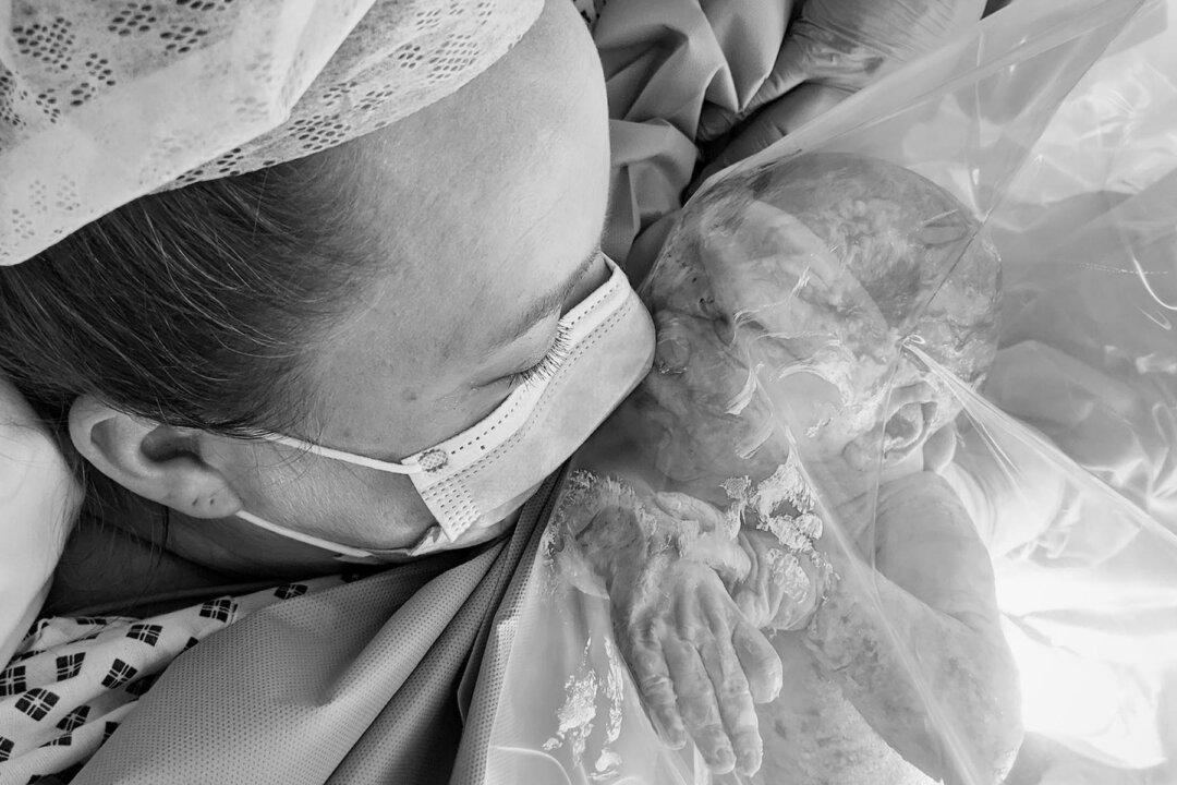 Poignant Image of Mom’s First Kiss to Newborn Shows Reality of Giving Birth During Lockdown