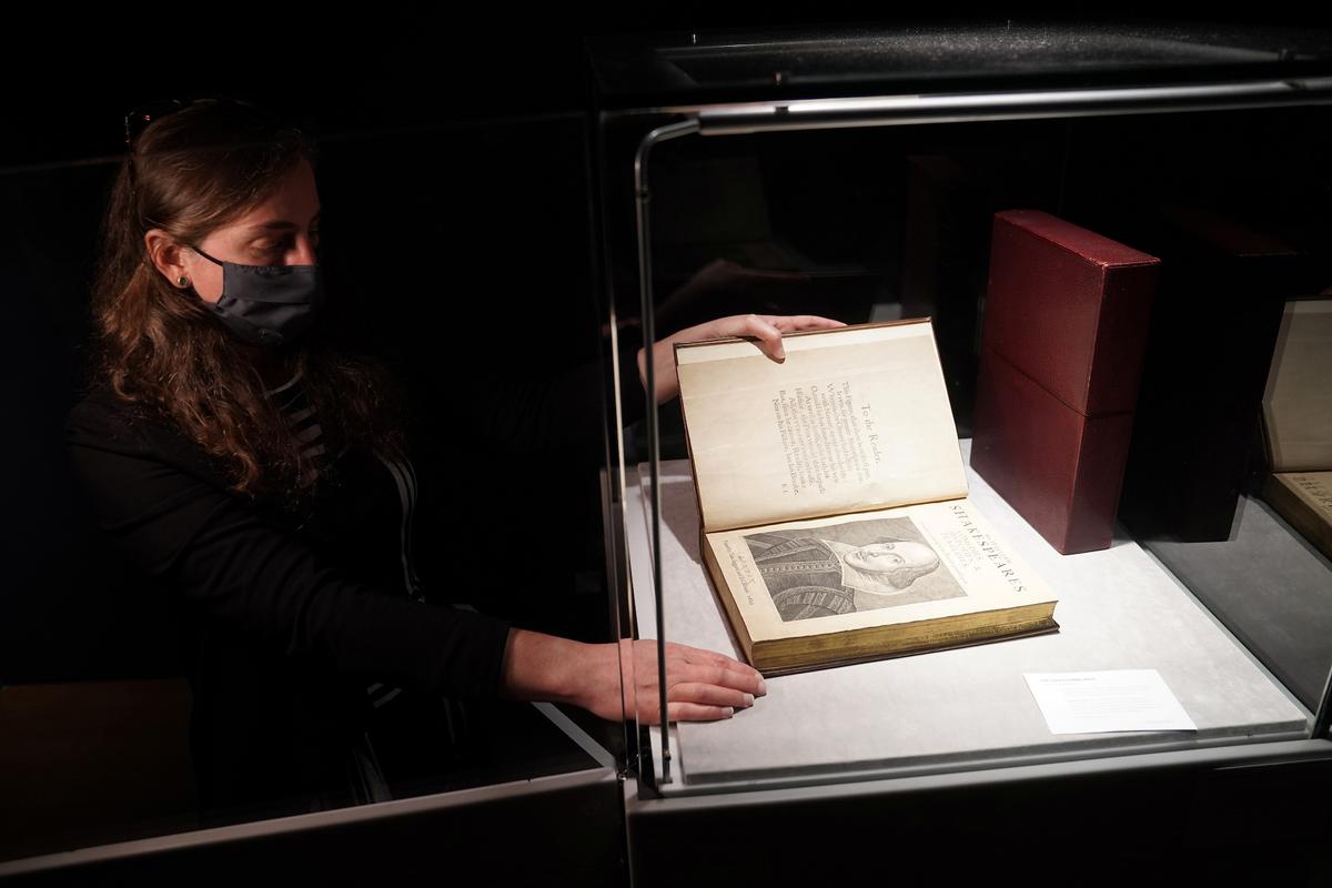 An employee of Christie's auctions holds a 1663 rare First Folio of 36 Shakespeare works that was sold for a record US$8.4 million (US$9.978 million with buyers fee) is seen in the Manhattan borough of New York City, New York, the United States, Oct. 14, 2020. (Carlo Allegri/REUTERS)