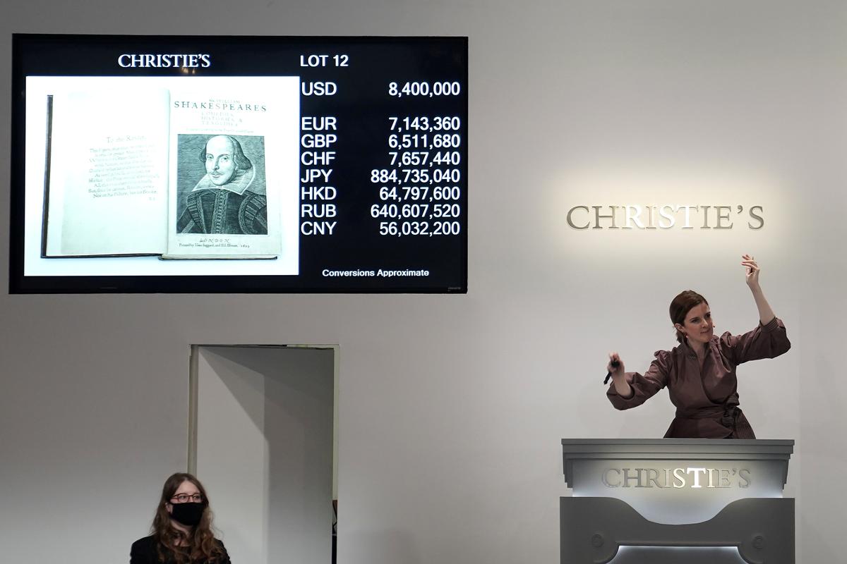 A Christie's auctioneer drops the gavel on a 1663 rare First Folio of 36 Shakespeare works that was sold for a record US$8.4 million (US$9.978 million with buyers fee) in the Manhattan borough of New York City, New York, the United States, Oct. 14, 2020. (Carlo Allegri/REUTERS)