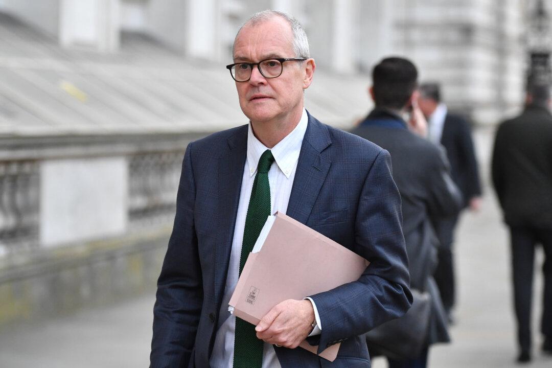 Vallance Says ‘No One’ in Number 10 Read the Science on 2-Metre Social Distancing Rule