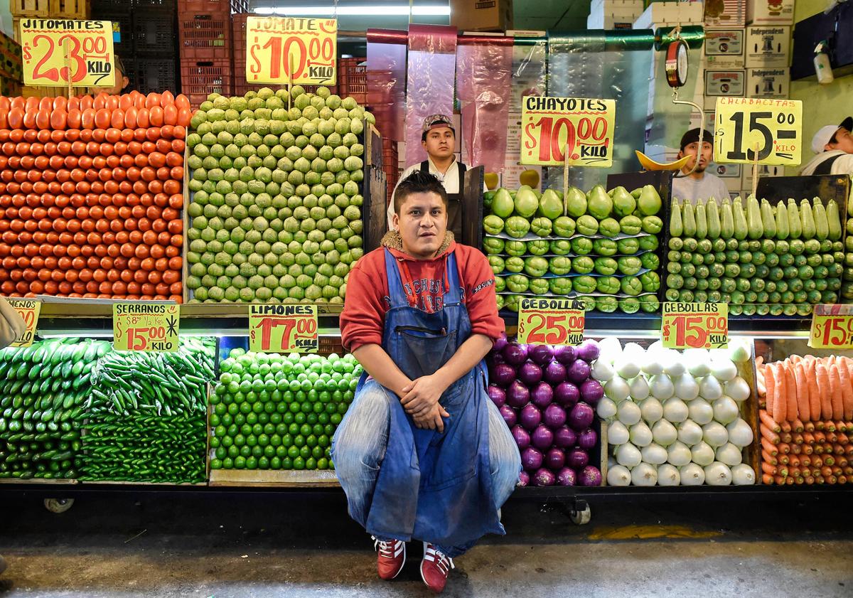  A fruit vendor at the Central de Abasto wholesale market in Mexico City on Dec. 19, 2017. (ALFREDO ESTRELLA/AFP via Getty Images)