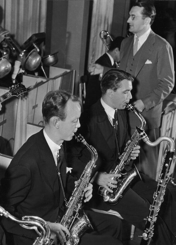 Jazz bandleader Tommy Dorsey (R) leads his band in a performance, circa 1943. (Hulton Archive/Getty Images)