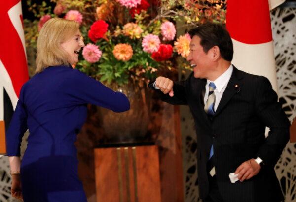  Britain's International Trade Secretary Liz Truss and Japanese Foreign Minister Toshimitsu Motegi bump elbows during their news conference following a signing ceremony of the UK-Japan Comprehensive Economic Partnership Agreement in Tokyo on Oct. 23, 2020. (Kim Kyung-Hoon/Reuters)