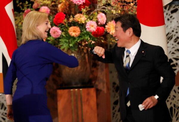 Britain's International Trade Secretary Liz Truss and Japanese Foreign Minister Toshimitsu Motegi bump elbows during their news conference following a signing ceremony of the UK-Japan Comprehensive Economic Partnership Agreement in Tokyo on Oct. 23, 2020. (Kim Kyung-Hoon/Reuters)