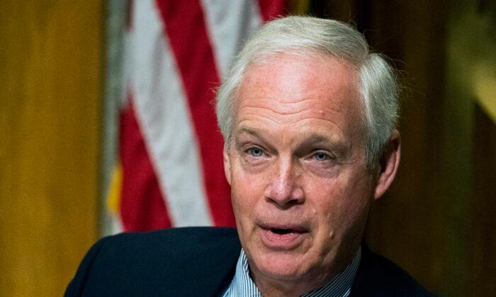 Sen. Johnson Accuses Health Agency Heads of Stonewalling Virus Safety Info