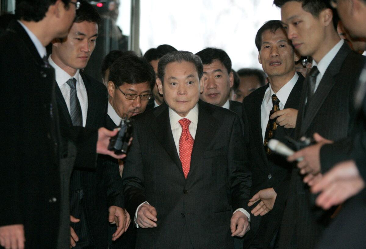 Samsung Group chairman Lee Kun-hee (C) arrives at a main office of the Federation of Korean Industries, the country' biggest business lobby group, to meet President-elect Lee Myung-bak with other businessmen in Seoul, on Dec. 28, 2007. (Han Jae-Ho/Reuters)