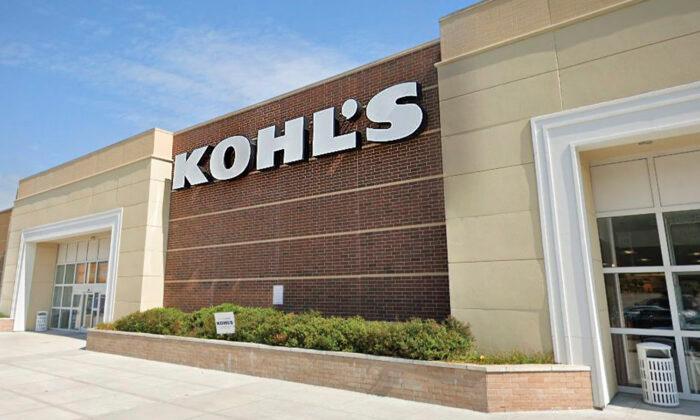 Struggling Mom at Kohl’s Cashier Realizes She Lost Her Card–Then Kind Act Brings Her to Tears
