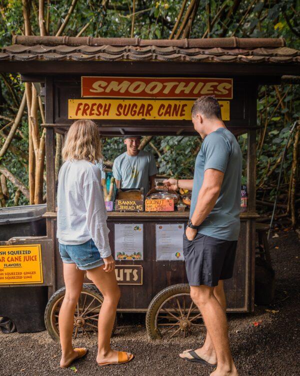 A couple picks up banana bread in Huelo, along Hana Highway. (Tommy Lundberg/Hawaii Tourism Authority)