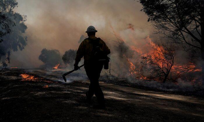 Wind a Risk as California Fires Keep Tens of Thousands Away