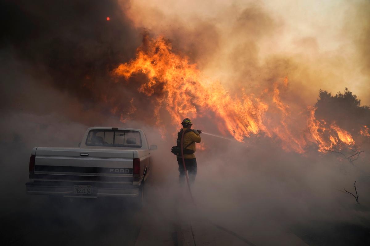 Firefighter Raymond Vasquez battles the Silverado Fire Monday, Oct. 26, 2020, in Irvine, Calif.(Jae C. Hong/AP Photo)