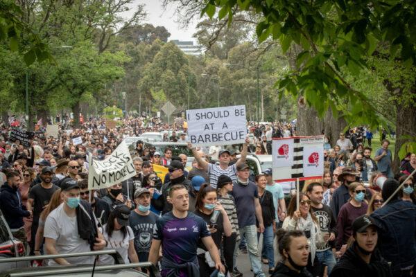 The large crowd begins to march in Melbourne, Australia on Oct. 23, 2020. (Darrian Traynor/Getty Images)