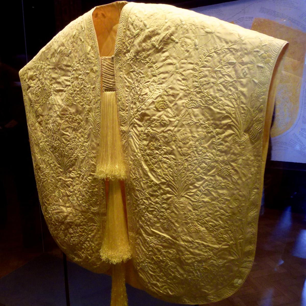 The cape on display at London's V&A Museum in June 2012 (<a href="https://commons.wikimedia.org/wiki/File:Spider_silk_cape.jpg">Cmglee</a>/CC BY-SA 3.0)