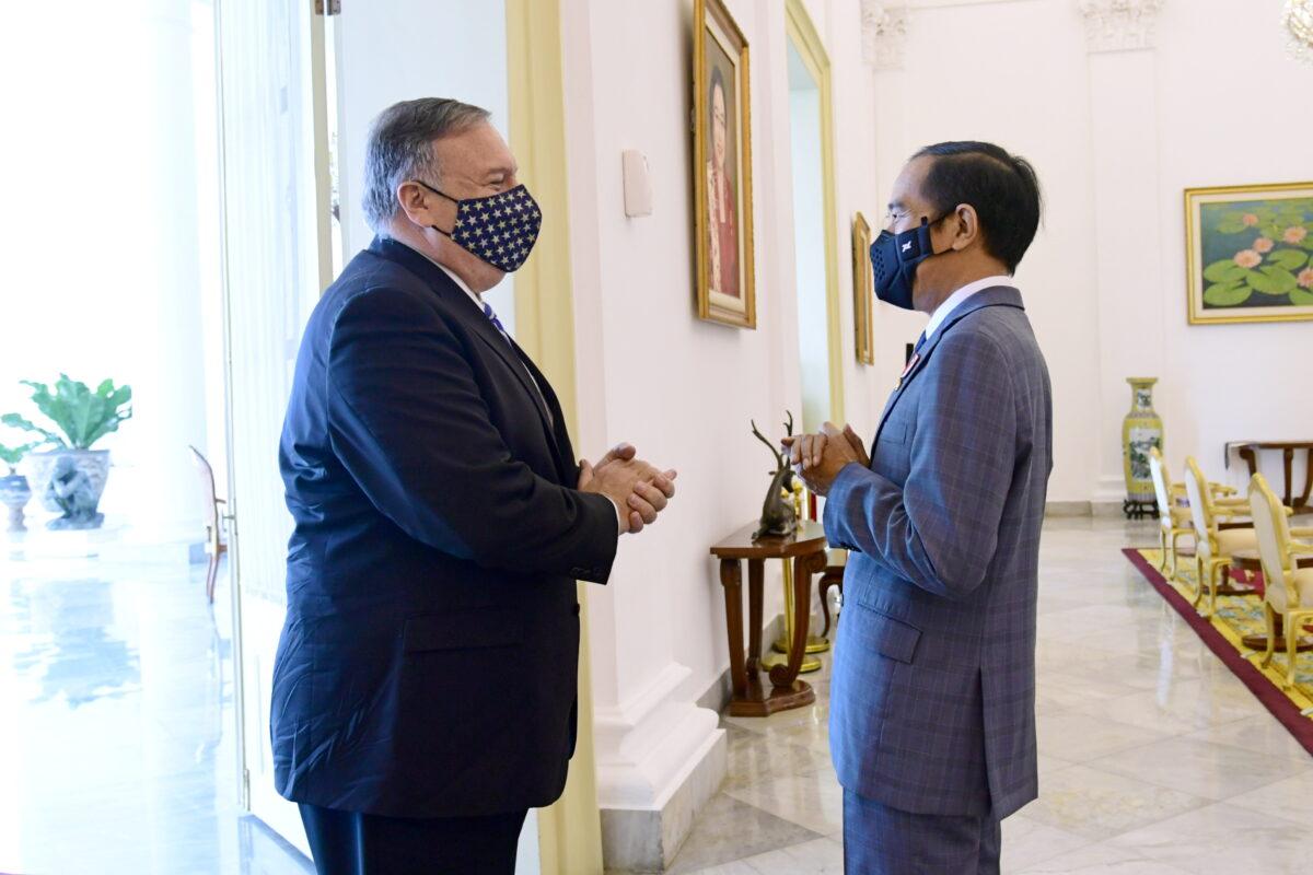 U.S. Secretary of State Mike Pompeo talks with Indonesian President Joko Widodo during their meeting at the Presidential Palace in Bogor, Indonesia, on Oct. 29, 2020. (Courtesy of Muchlis Jr/Indonesian Presidential Palace/Handout via Reuters)