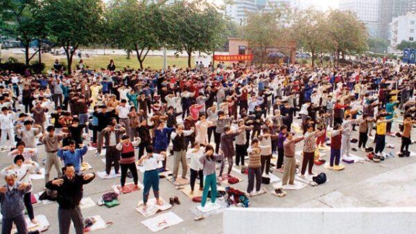 Falun Gong practitioners doing the exercises at a park in Beijing in 1998. (The Epoch Times)