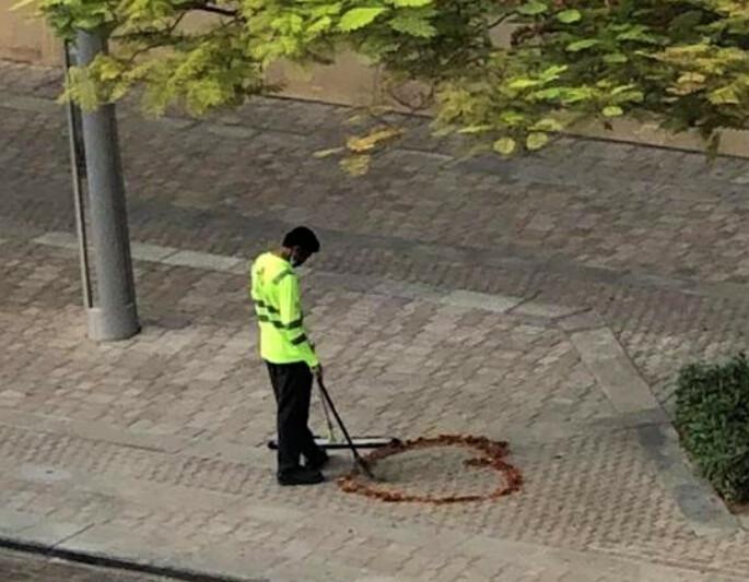 Ramesh Gangarajam Gandi draws a heart on the sidewalk in Dubai from fallen twigs and leaves. (Courtesy of <a href="https://www.instagram.com/nesma_farahat/">Nesma Farahat</a>)