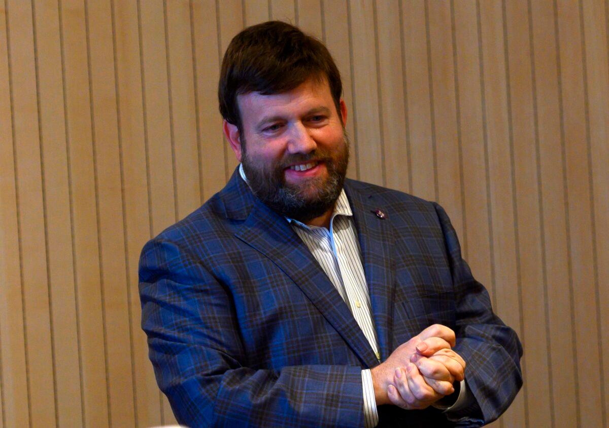Professor and consultant Frank Luntz smiles as he speaks to students with the U.S. secretary of state at the NYU Abu Dhabi campus in Abu Dhabi on Jan. 13, 2019. (Andrew Caballero-Reynolds/ POOL/AFP via Getty Images)