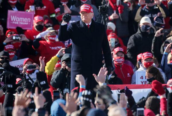  President Donald Trump arrives at a campaign rally at Dubuque Regional Airport in Dubuque, Iowa, on Nov. 1, 2020. (Mario Tama/Getty Images)