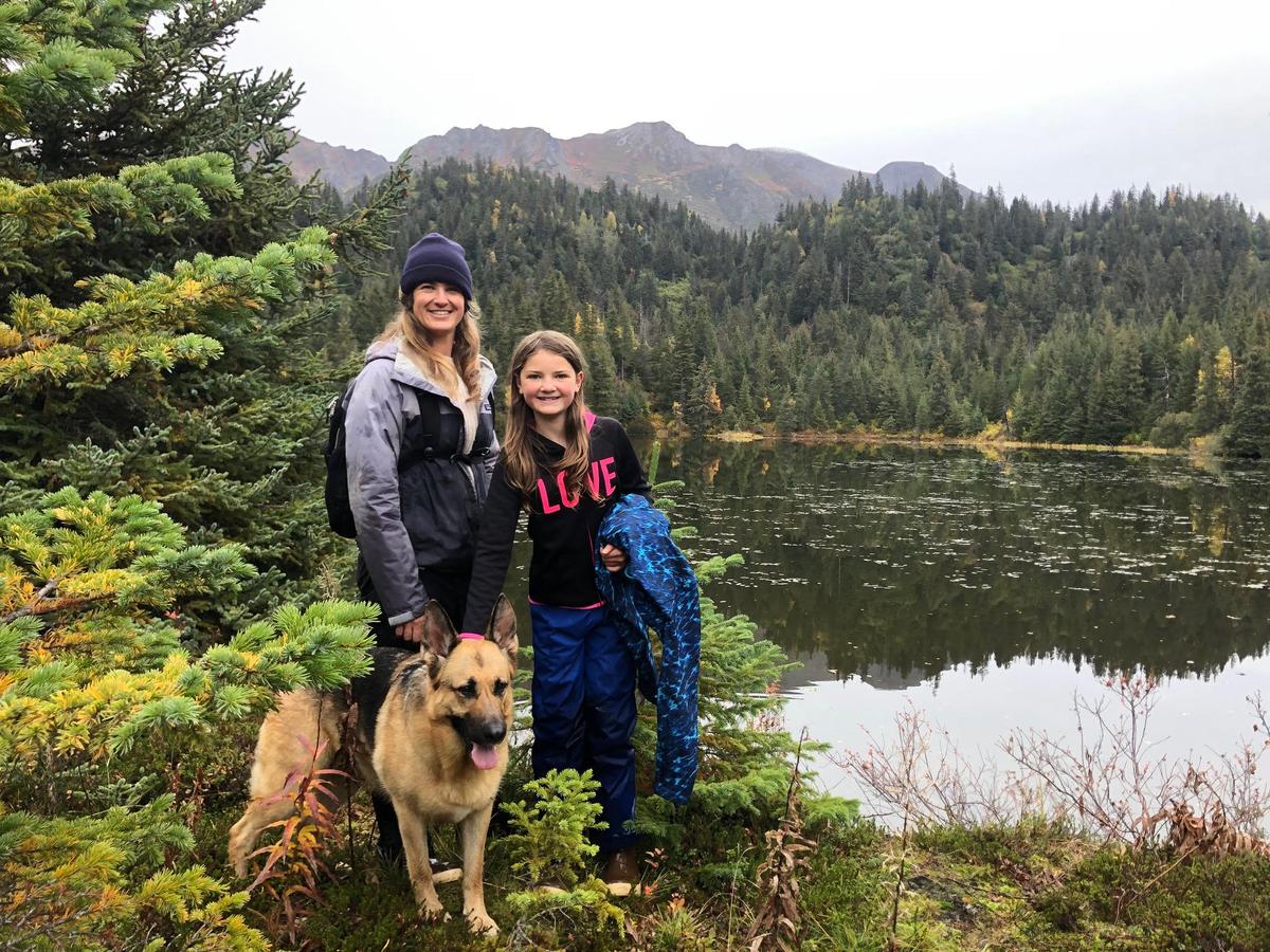 Weatherly and daughter Vera, 10, with Sally in Alaska. (Courtesy of <a href="https://www.alaskashellfish.net/">Weatherly Bates</a>)