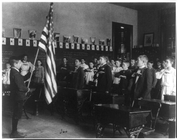 Students recite the Pledge of Allegiance in 1899. (Public domain)