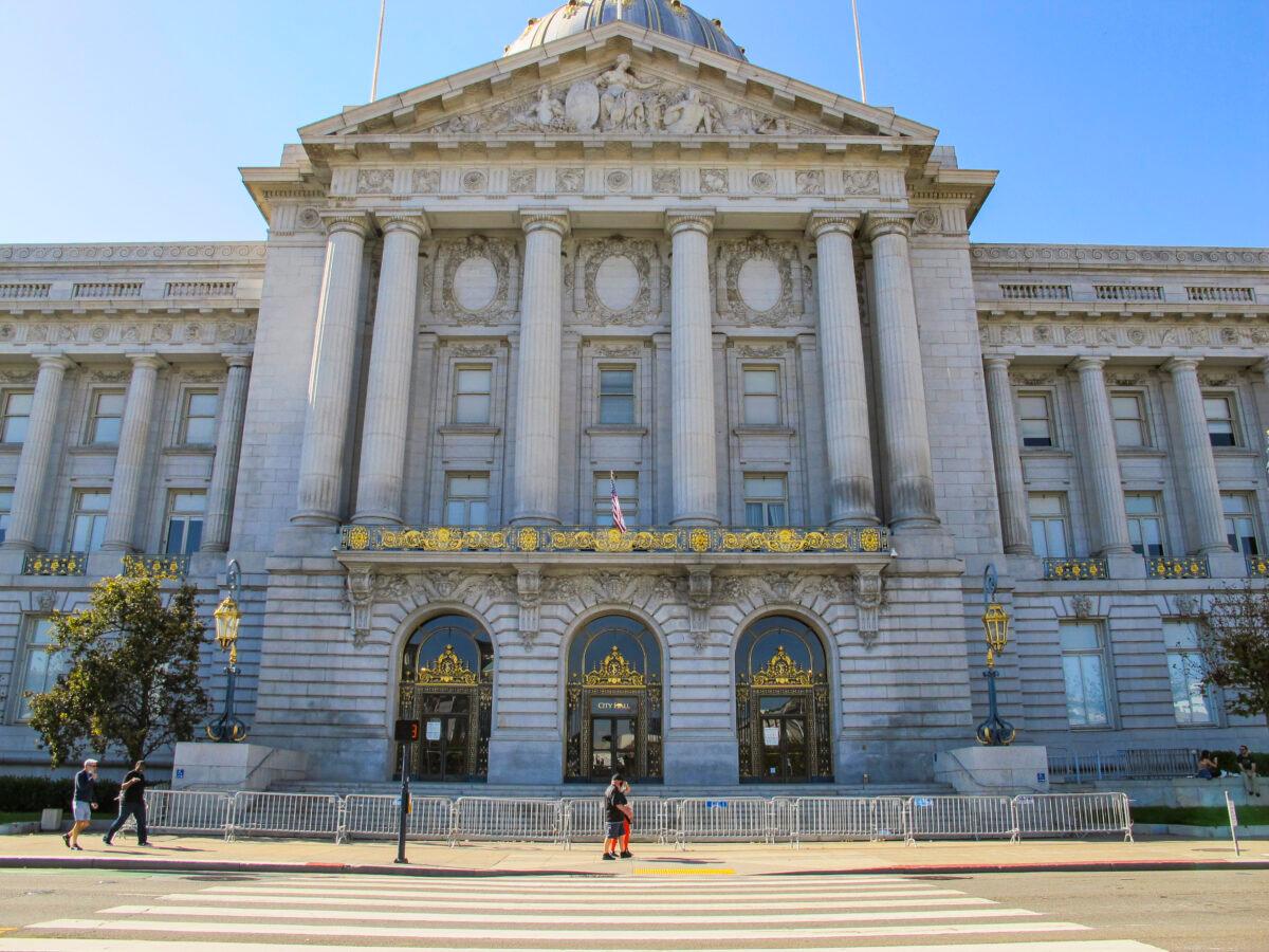San Francisco City Hall is seen fenced off as early voting takes place outdoors in front of the Bill Graham Civic Auditorium on Oct. 31, 2020. (Ilene Eng/The Epoch Times)