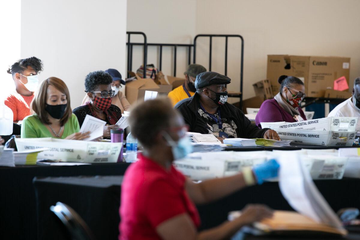  Election workers count Fulton County ballots at State Farm Arena in Atlanta, Ga., on Nov. 4, 2020. (Jessica McGowan/Getty Images)