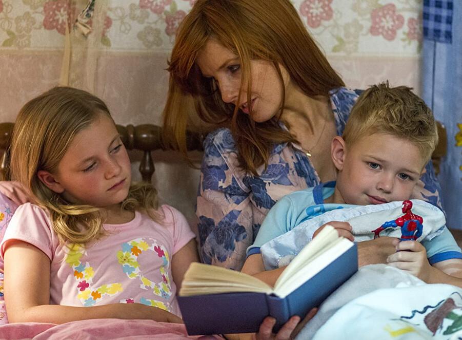 (L–R) Daughter Cassie (Lane Styles), mom Sonja (Kelly Reilly), and son Colton (Connor Corum), in “Heaven Is for Real.” (TriStar Pictures)