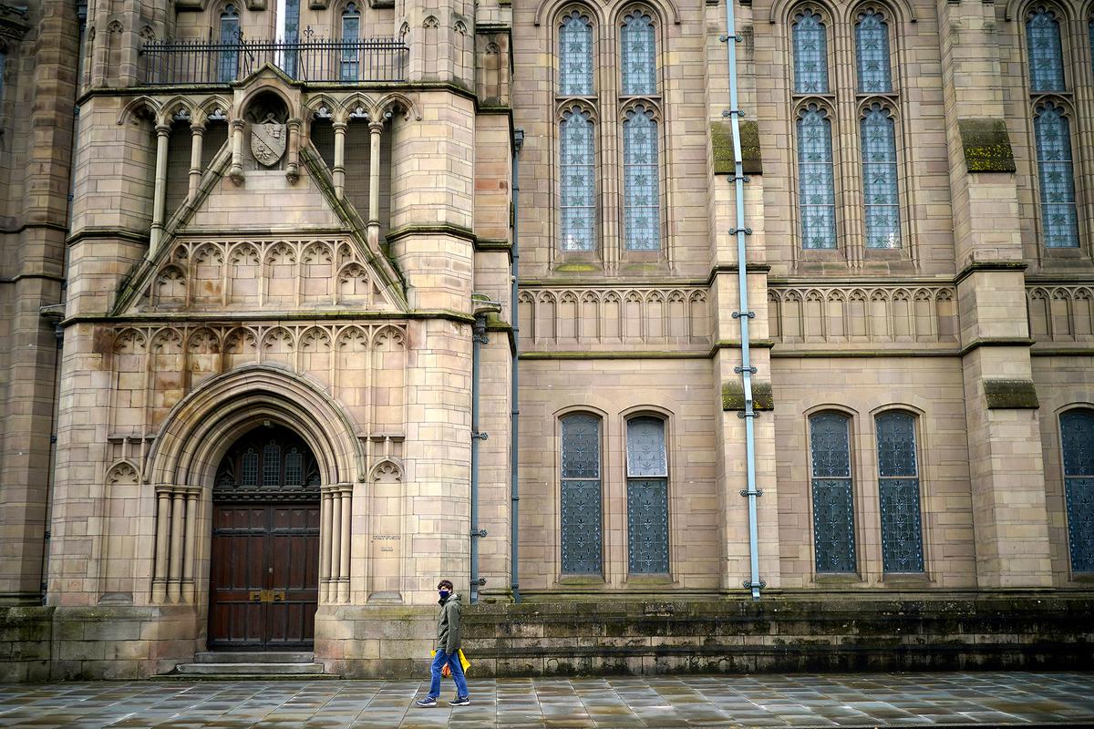Manchester University Students Tear Down Lockdown Fencing on Campus