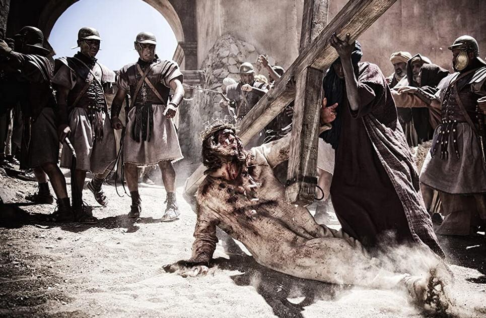 Diogo Morgado (C) as Jesus Christ carrying the cross, in "Son of God." (Twentieth Century Fox)