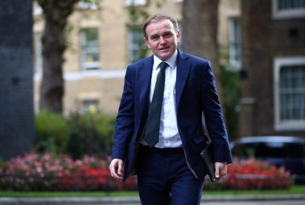 Britain's Environment, Food, and Rural Affairs Secretary George Eustice walking outside Downing Street in London on Sept. 30, 2020. (Reuters/Hannah McKay)