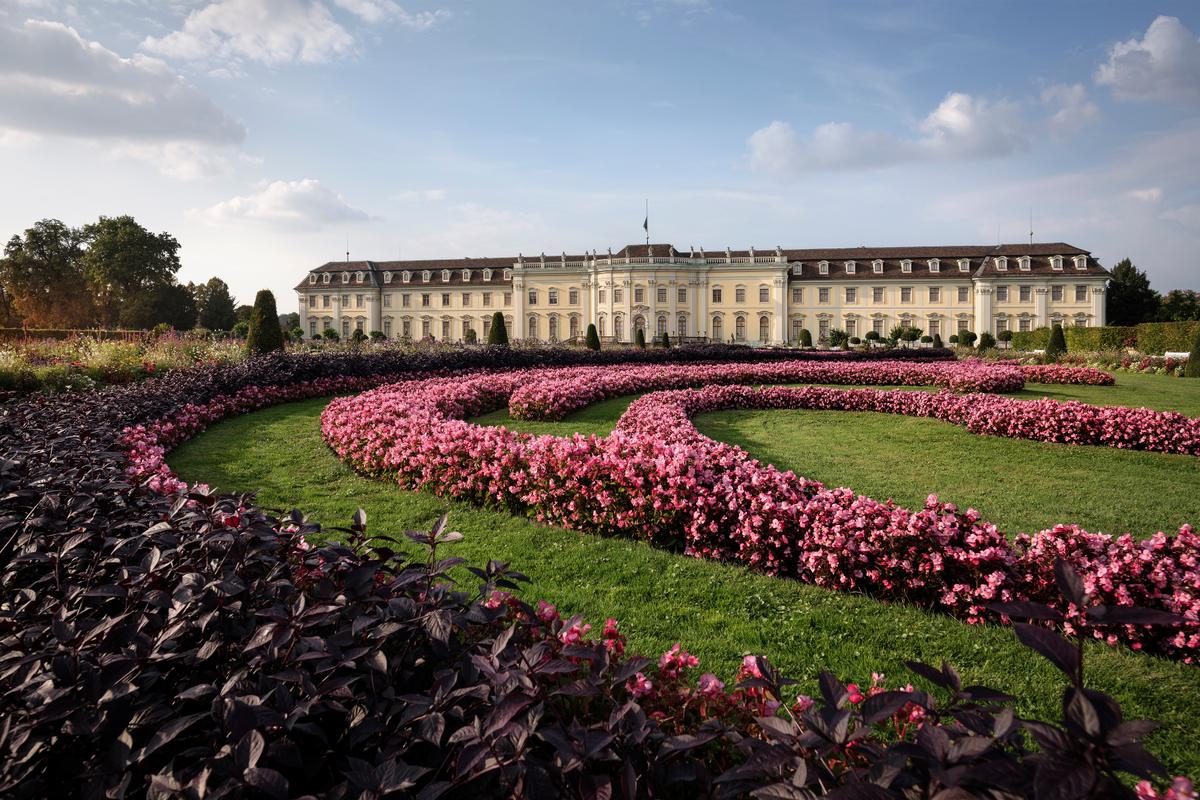 Palace grounds in bloom. (Guenther Bayerl/State Palaces and Gardens of Baden-Wuerttemberg)