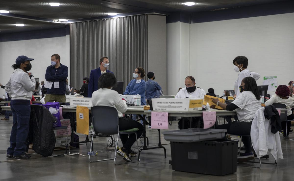 Thousands of Unregistered People Allowed to Vote by Mail in Detroit, Poll Watcher Alleges
