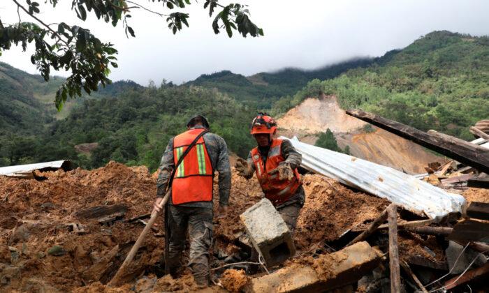 Fresh Landslides Halt Search in Guatemalan Hamlet Buried in Mud