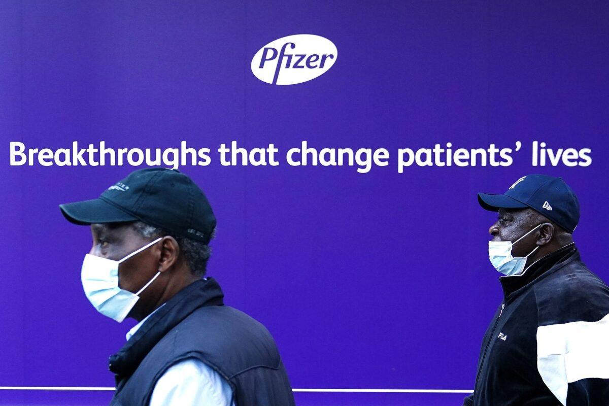  People walk past the Pfizer headquarters building in the Manhattan borough of New York City on Nov. 9, 2020. (Carlo Allegri/Reuters)
