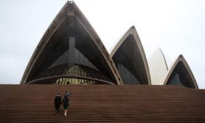 Four Hit by Lightning, 300 Flights Delayed in Sydney