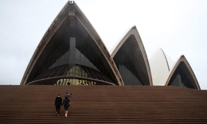 Four Hit by Lightning, 300 Flights Delayed in Sydney