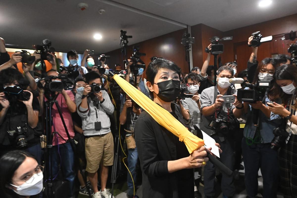 On Nov. 12, 2020, Hong Kong Former Legislative Council member and Pro-democracy lawmaker Claudia Mo Man-ching submitted her resignation letter, dressed in black and holding a yellow umbrella. Mo said she felt “sad but relieved” and stressed that resigning from the Legislative Council does not mean giving up the struggle for democracy in Hong Kong, “We never quit.” (Sung Bilong/The Epoch Times)