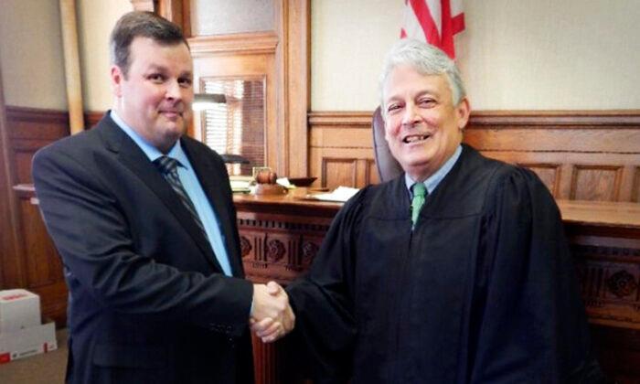 Ex-Felon Sworn In as a Lawyer by Same Judge Who Sentenced Him for Bank Robbery 20 Years Ago