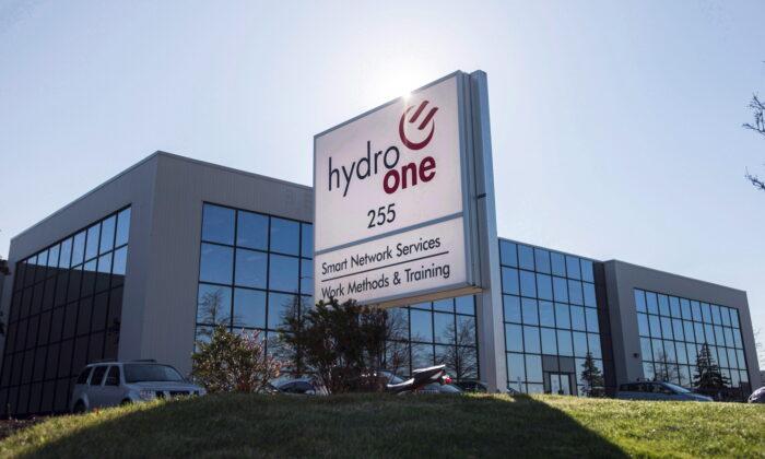 Hydro One Crews Working to Restore Power to Tens of Thousands in Ontario