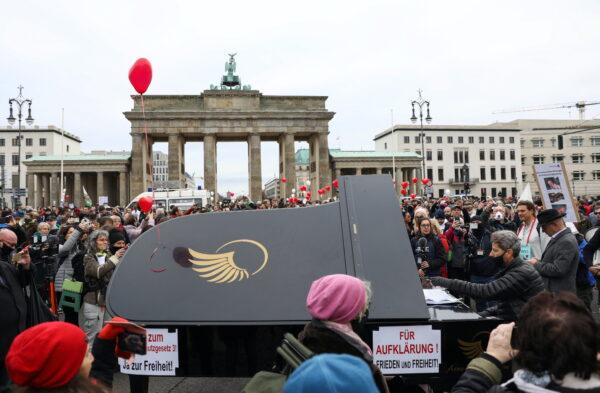 A man plays the piano during a protest against the government's coronavirus disease (COVID-19) restrictions, near the Brandenburger Gate, in Berlin, on Nov. 18, 2020. (Christian Mang/Reuters)