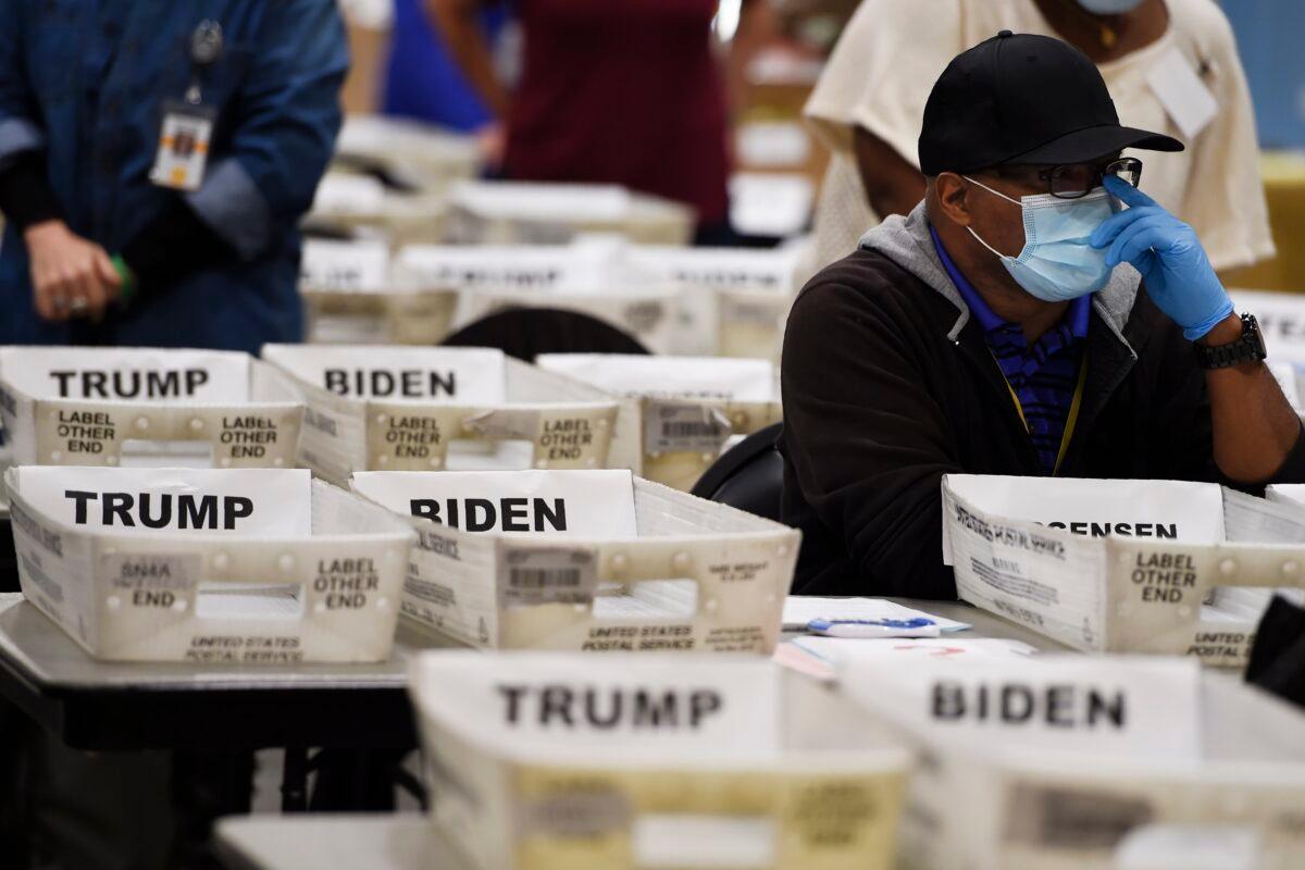 A Cobb County election official sorts ballots during an audit, in Marietta, Ga., on Nov. 13, 2020. (Mike Stewart/AP Photo)