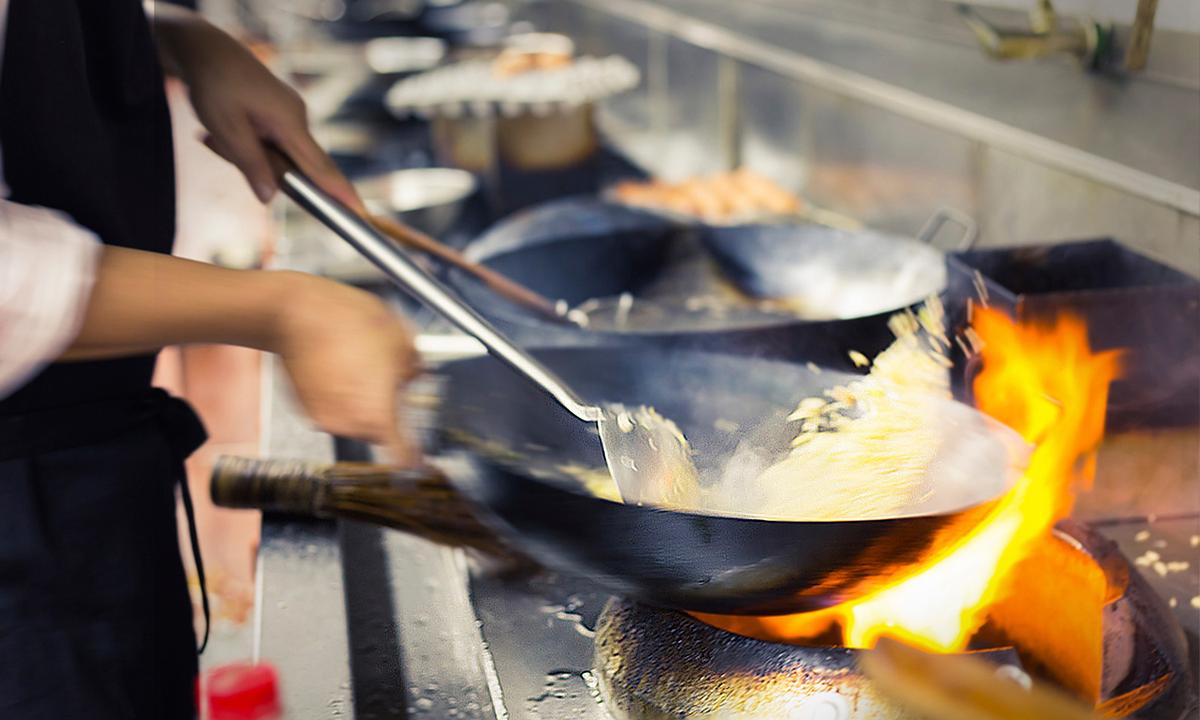 Lone Chef Struggles to Run Thai Restaurant After Staff Don’t Show–Then Customers Step Up to Help