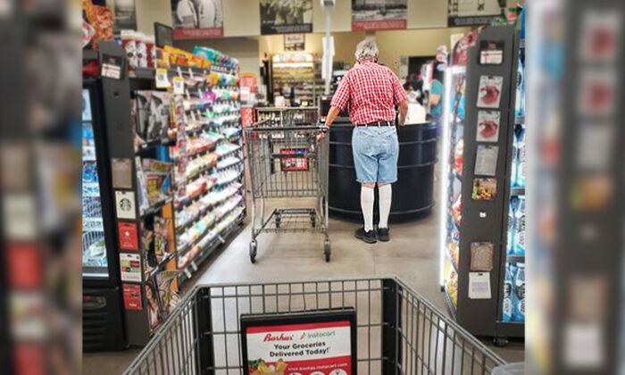 Shopper Pays for Groceries of Elderly Man Who Forgot Wallet–Even After He Cut in Line