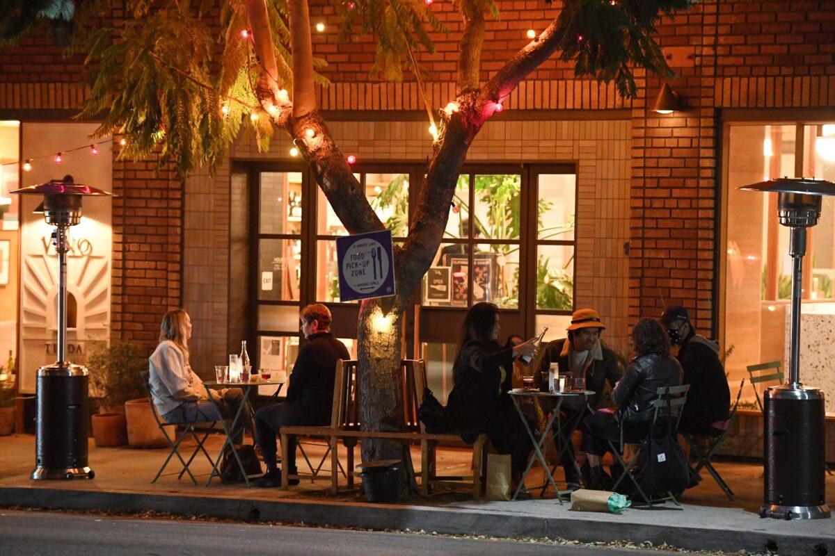  People eat outside a restaurant in Los Angeles, Calif., on Nov. 12, 2020. (Robyn Beck/AFP via Getty Images)