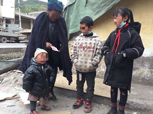  A senior citizen in the poverty-stricken Liangshan Region, Sichuan Province, receives charity money. (Courtesy of interviewee)